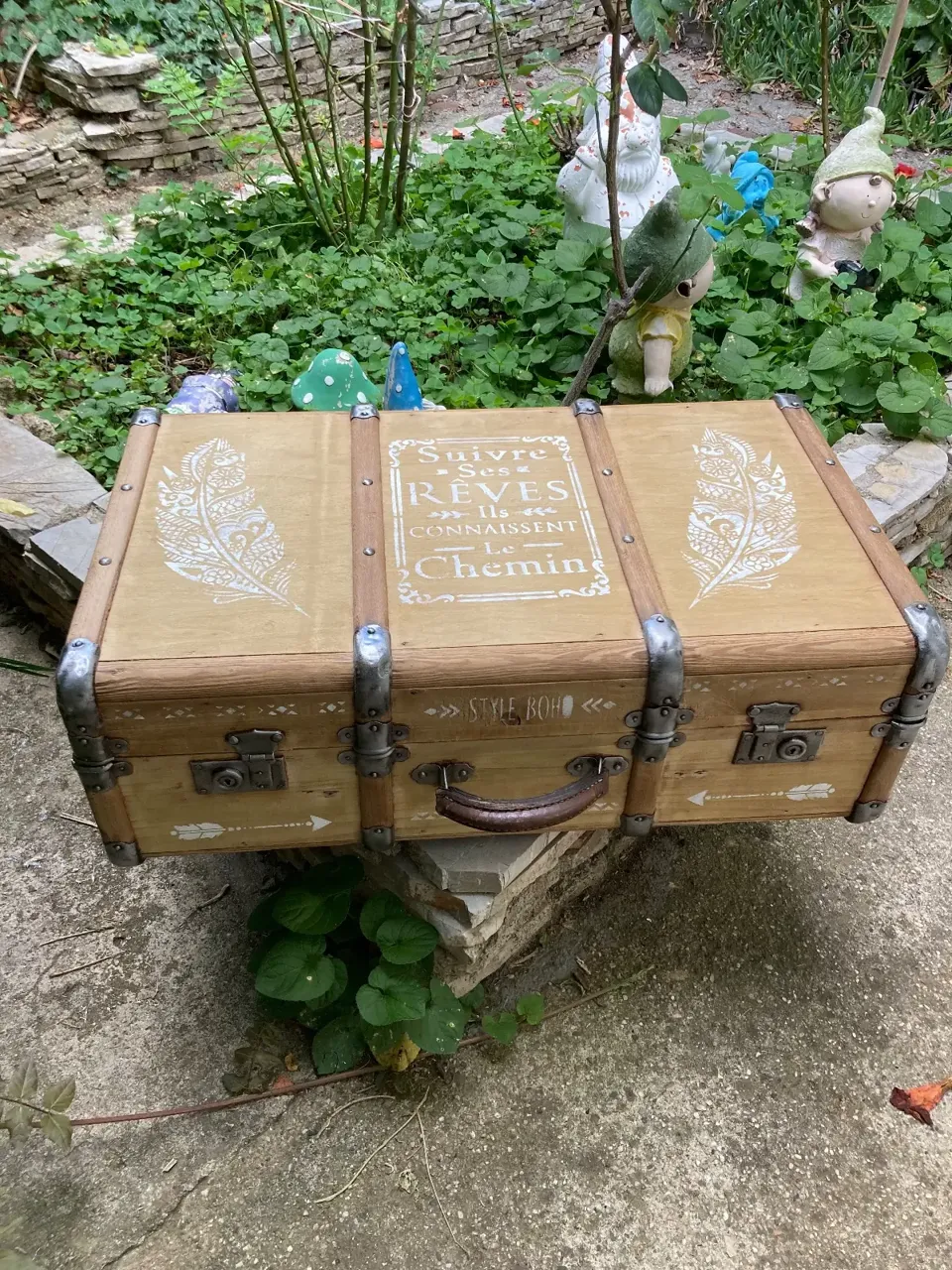 Jolie malle valise ancienne relookee boheme  meuble vintage relooke en bois massif