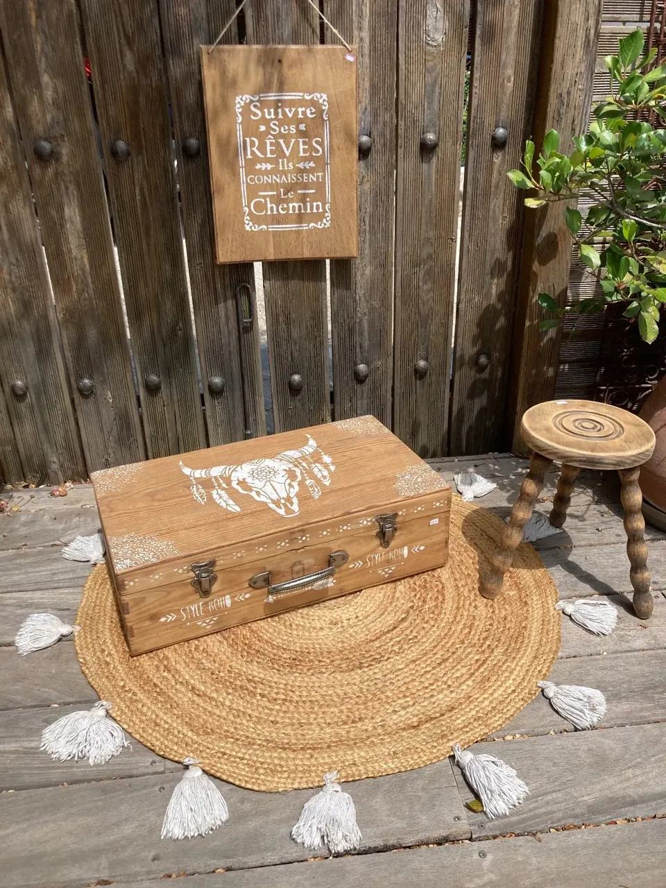 Jolie valise coffre vintage sapin relookee Boheme / tête buffle  meuble vintage relooke en bois massif