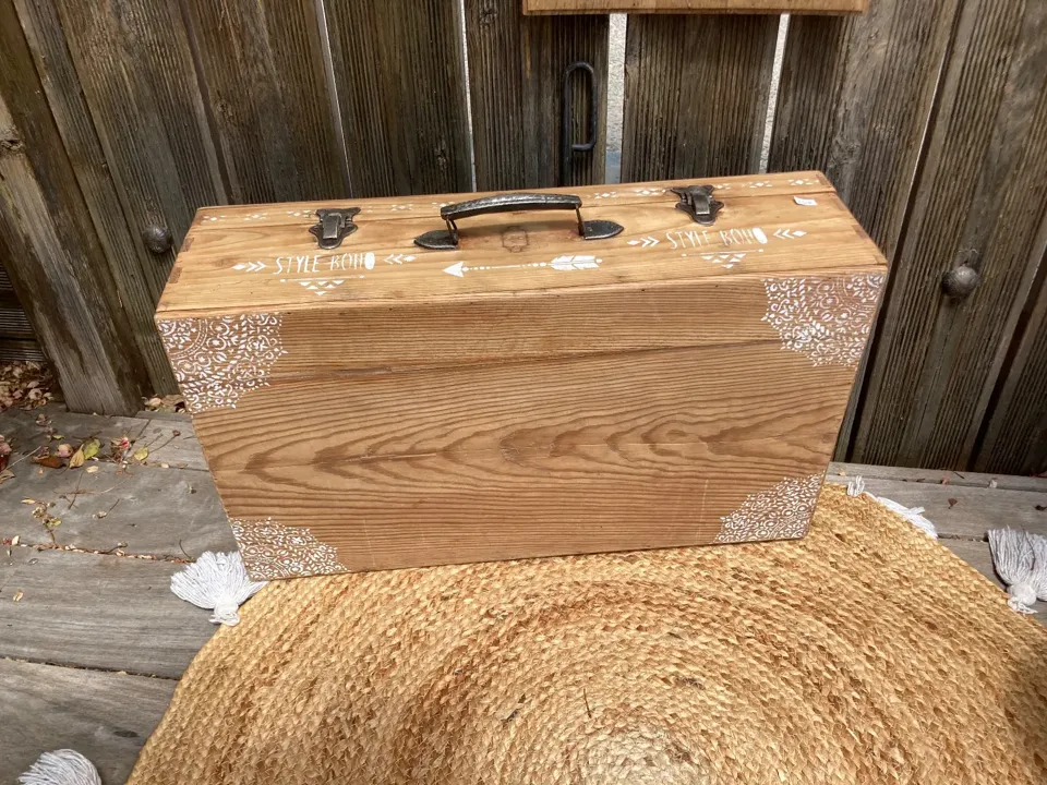 Jolie valise coffre vintage sapin relookee Boheme / tête buffle  meuble vintage relooke en bois massif