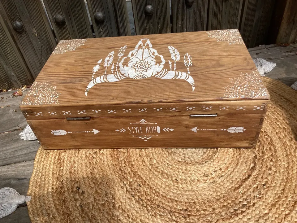 Jolie valise coffre vintage sapin relookee Boheme / tête buffle  meuble vintage relooke en bois massif