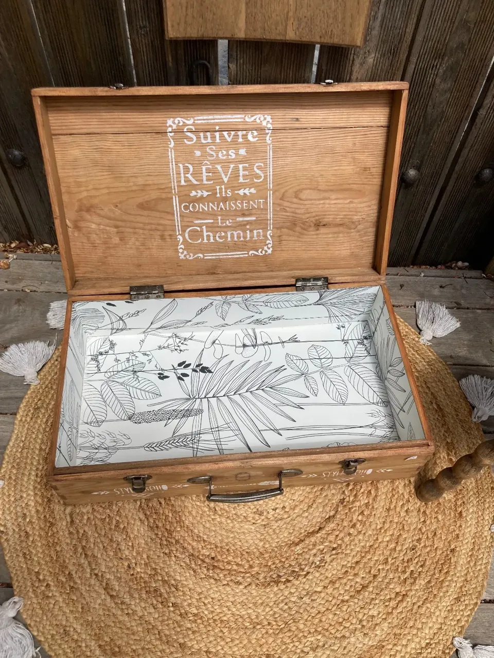 Jolie valise coffre vintage sapin relookee Boheme / tête buffle  meuble vintage relooke en bois massif