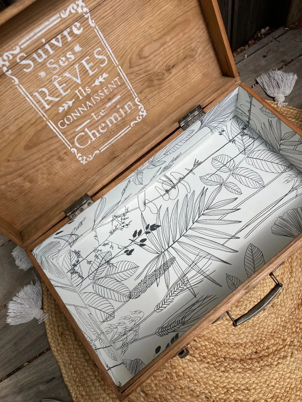 Jolie valise coffre vintage sapin relookee Boheme / tête buffle  meuble vintage relooke en bois massif