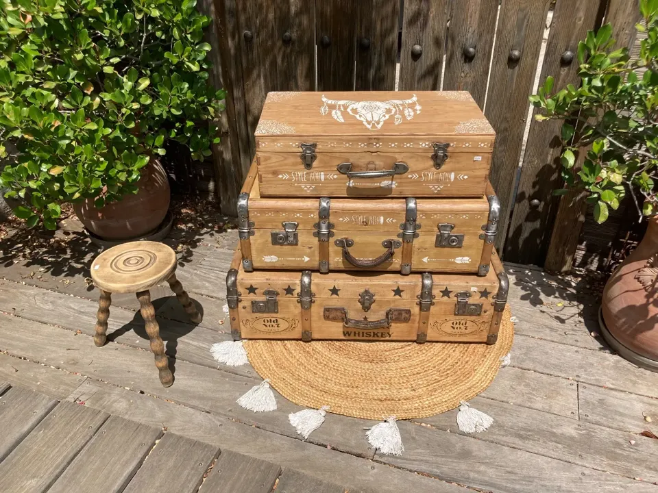 Jolie valise coffre vintage sapin relookee Boheme / tête buffle  meuble vintage relooke en bois massif