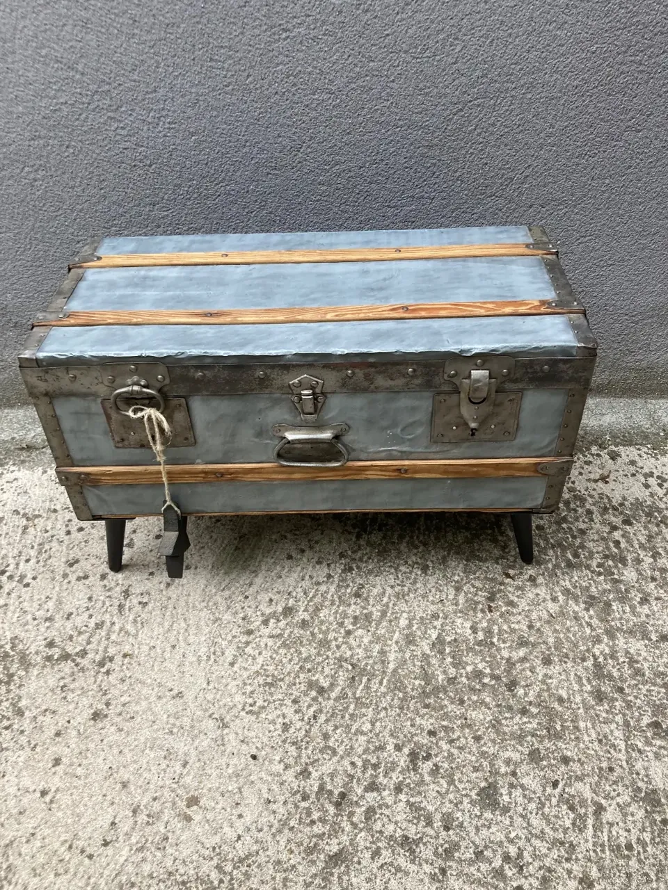 Malle coffre ou Tabke sur pieds industrielle / rare  meuble vintage relooke en bois massif