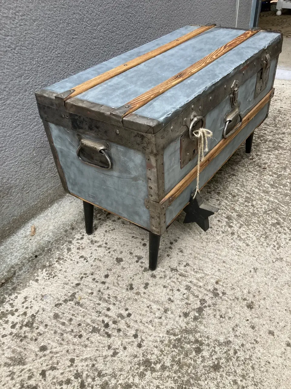 Malle coffre ou Tabke sur pieds industrielle / rare  meuble vintage relooke en bois massif