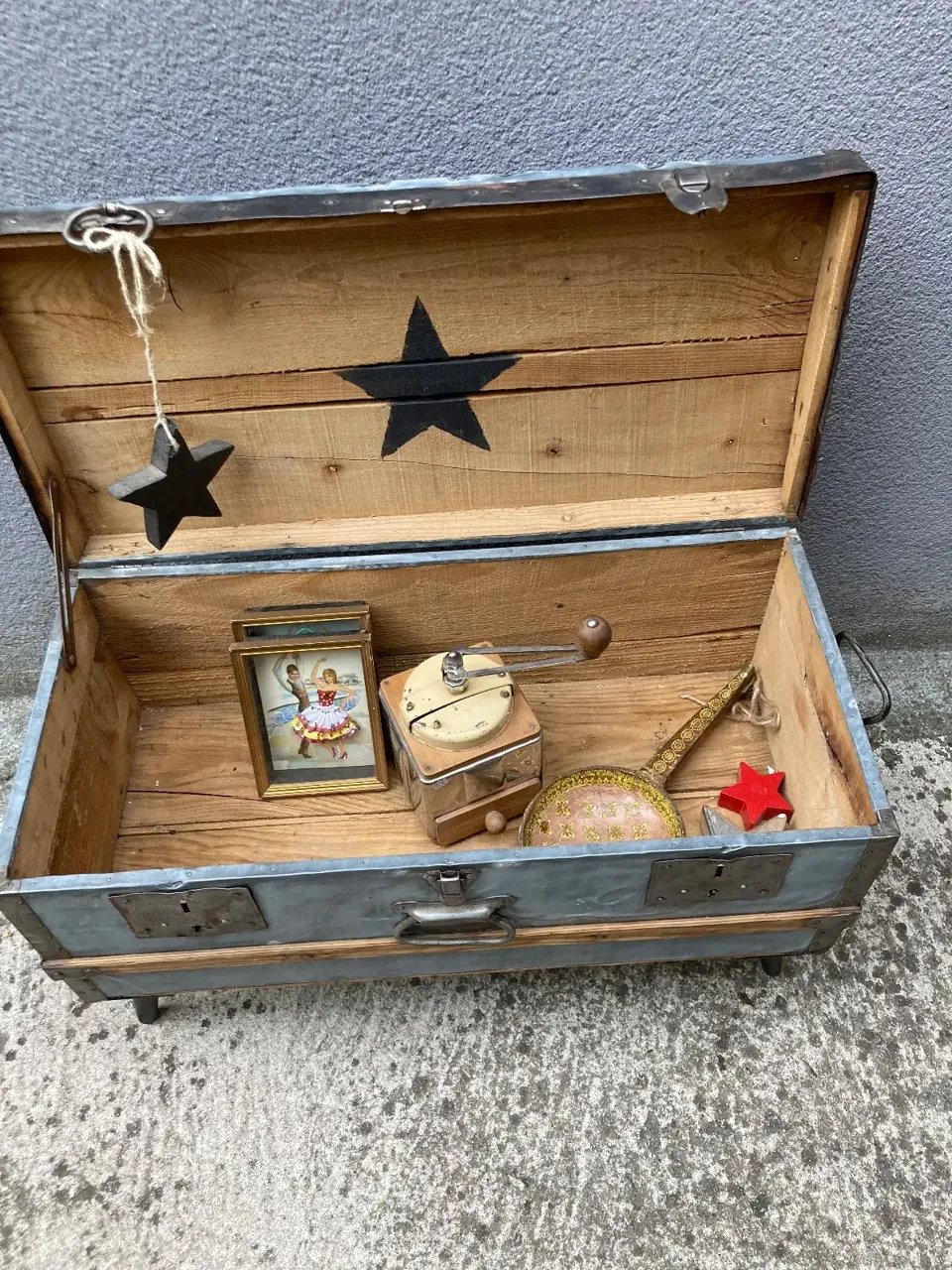 Malle coffre ou Tabke sur pieds industrielle / rare  meuble vintage relooke en bois massif