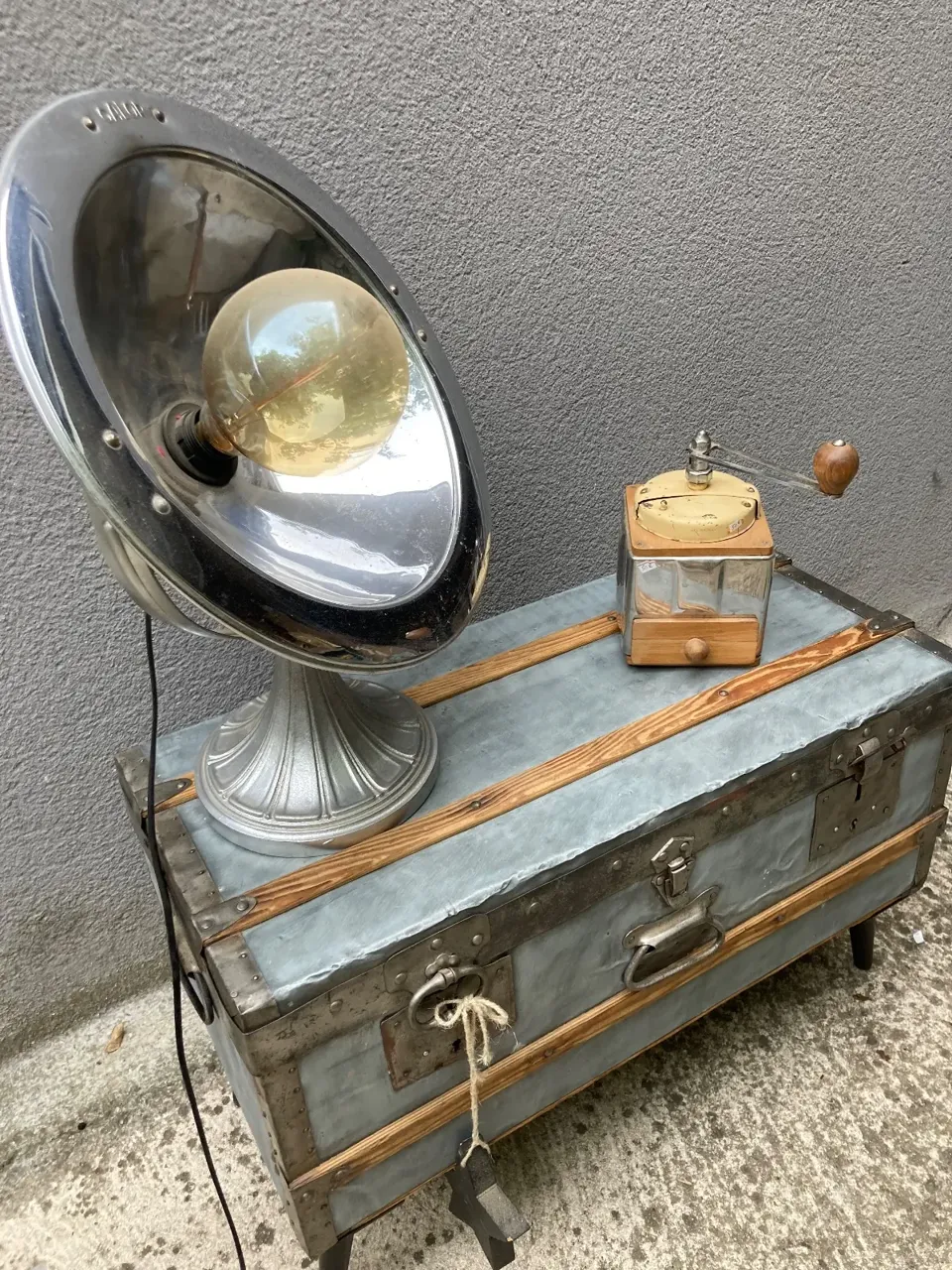 Malle coffre ou Tabke sur pieds industrielle / rare  meuble vintage relooke en bois massif