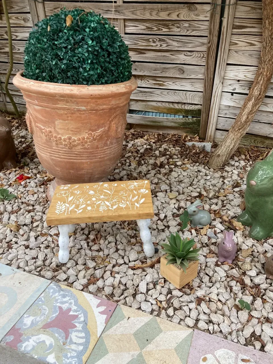 Petit tabouret🌸 bas/ repose pieds bohème / FLEURS  meuble vintage relooke en bois massif