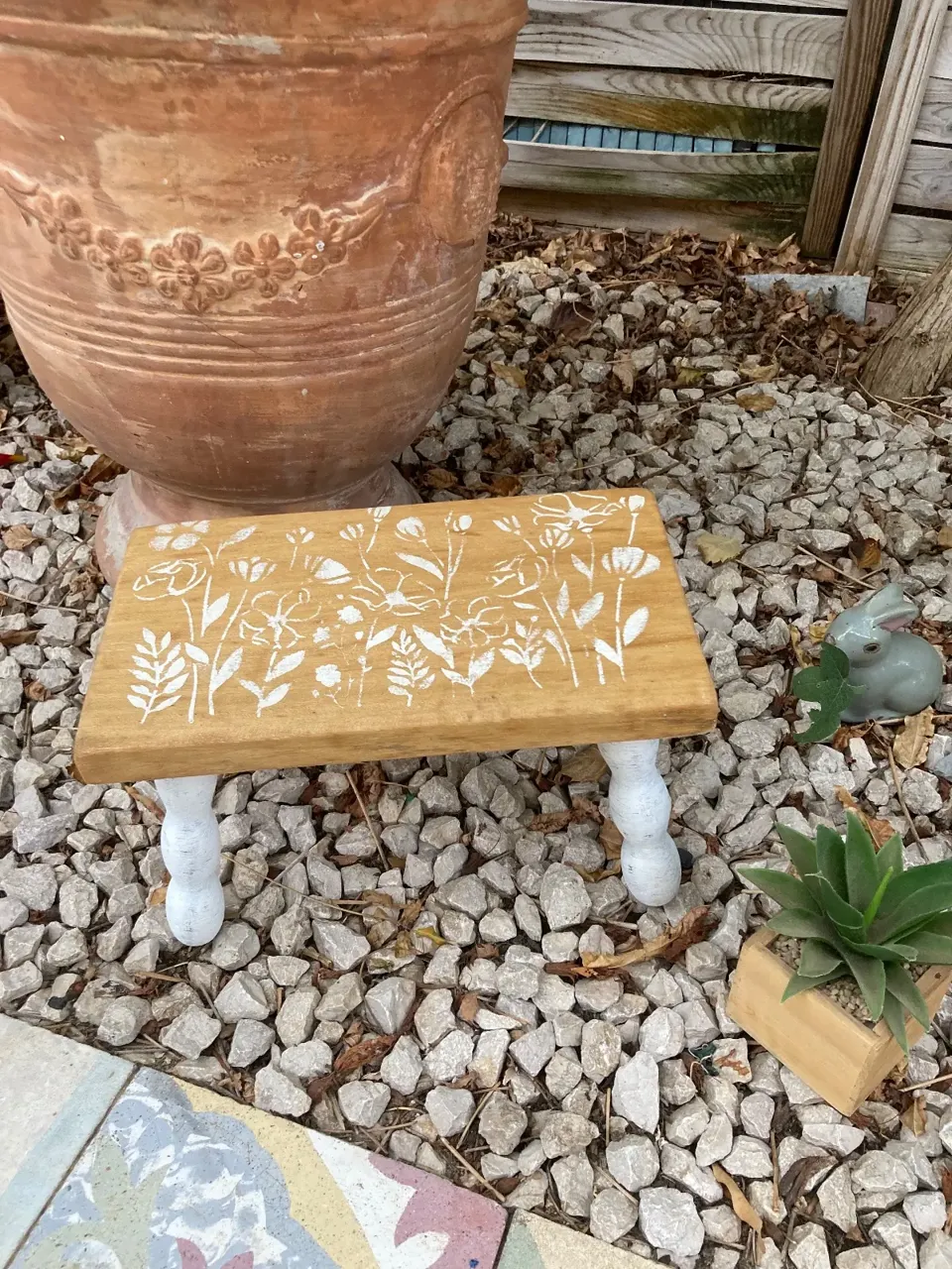 Petit tabouret🌸 bas/ repose pieds bohème / FLEURS  meuble vintage relooke en bois massif