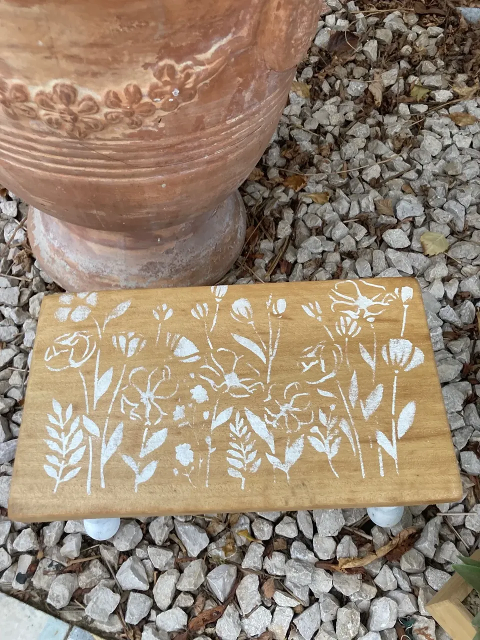 Petit tabouret🌸 bas/ repose pieds bohème / FLEURS  meuble vintage relooke en bois massif