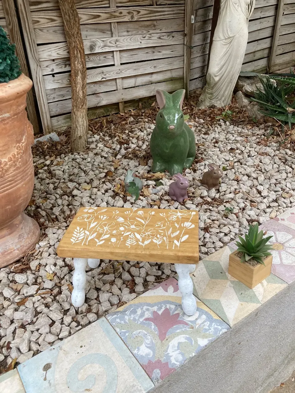 Petit tabouret🌸 bas/ repose pieds bohème / FLEURS  meuble vintage relooke en bois massif