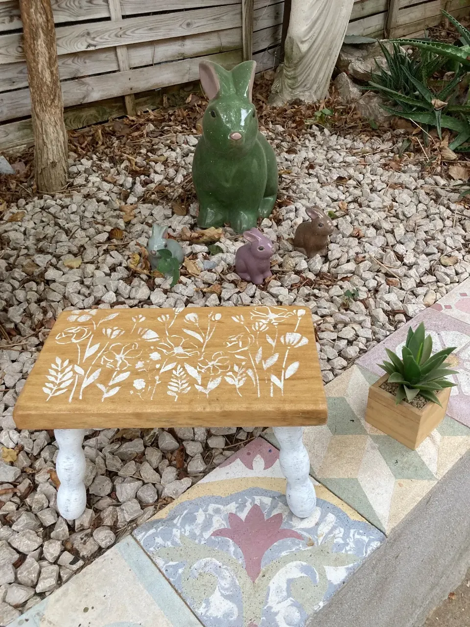 Petit tabouret🌸 bas/ repose pieds bohème / FLEURS  meuble vintage relooke en bois massif