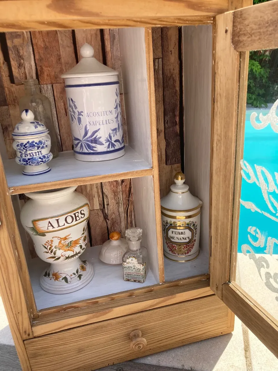 Petite armoire à pharmacie style cabinet de curiosités  meuble vintage relooke en bois massif