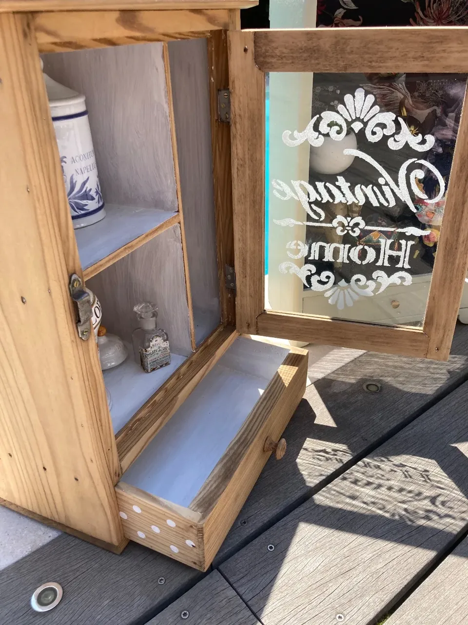 Petite armoire à pharmacie style cabinet de curiosités  meuble vintage relooke en bois massif