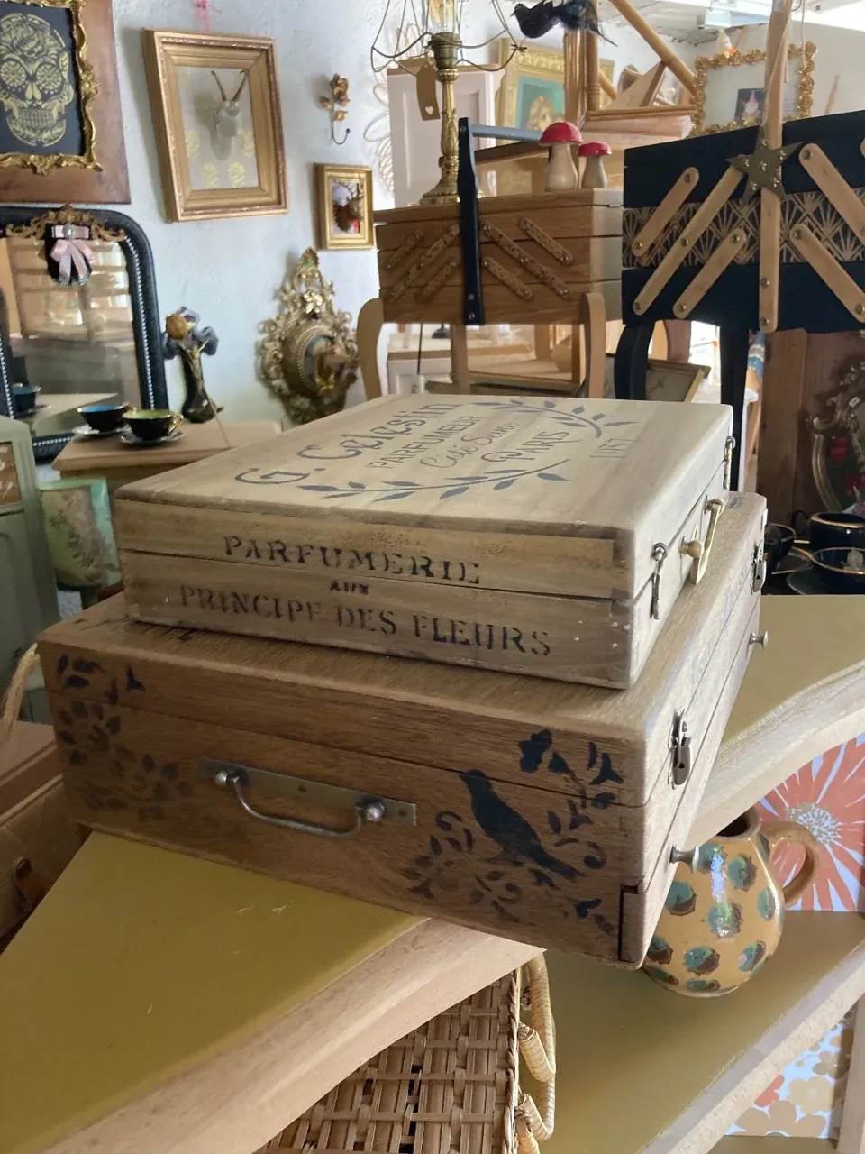 Petite boîte ancienne decor rétro  meuble vintage relooke en bois massif