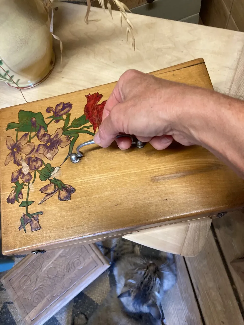 Petite boîte ancienne peinture fleurs vintage  meuble vintage relooke en bois massif