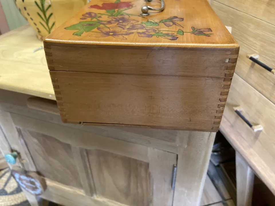 Petite boîte ancienne peinture fleurs vintage  meuble vintage relooke en bois massif