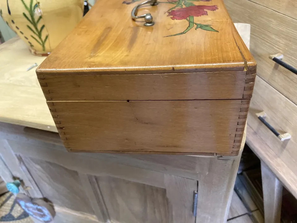 Petite boîte ancienne peinture fleurs vintage  meuble vintage relooke en bois massif