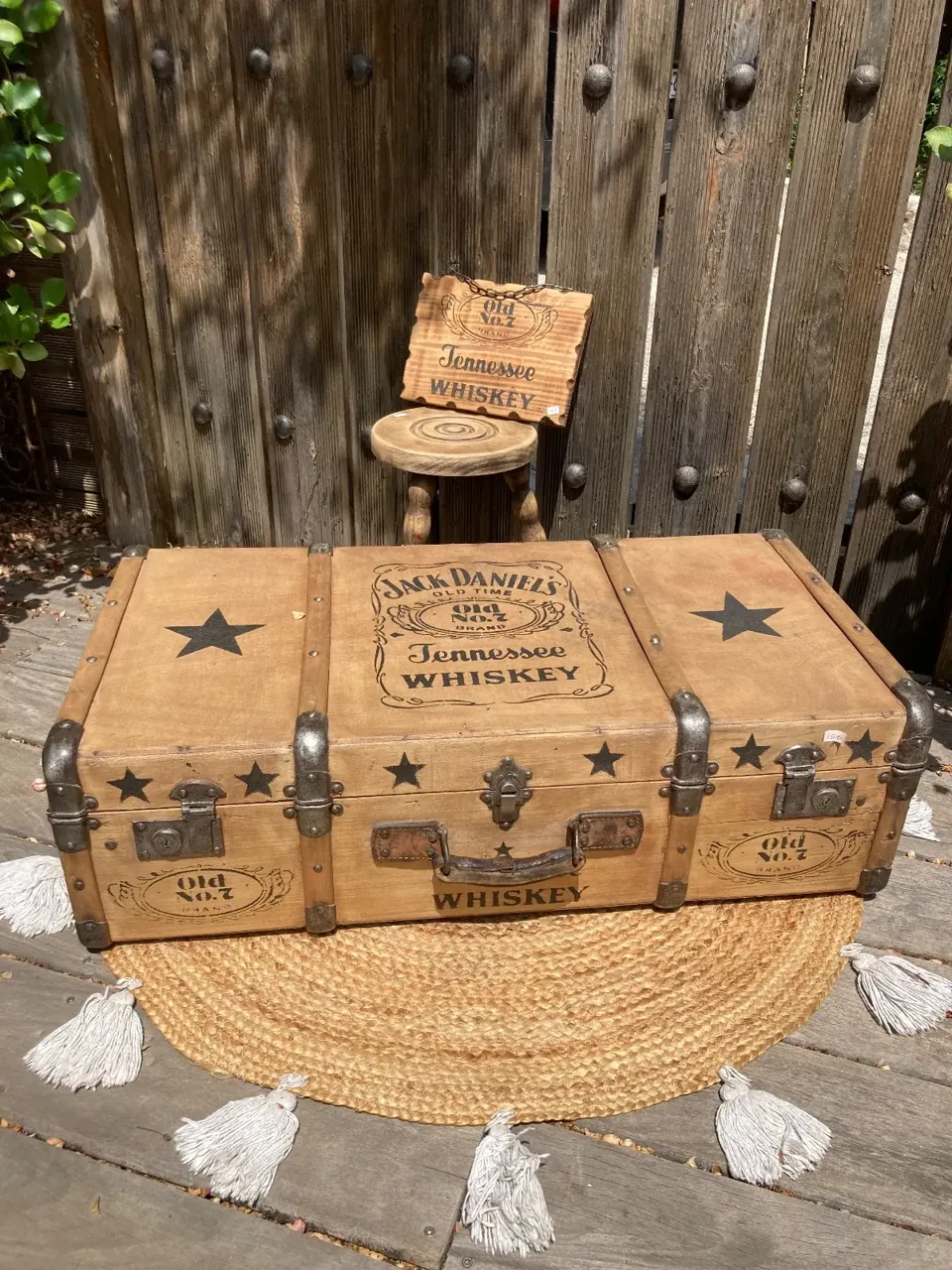Valise vintage ou malle relookee jack Daniel / industriel  meuble vintage relooke en bois massif