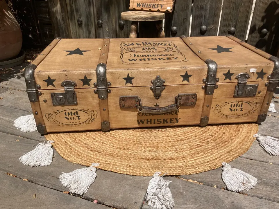 Valise vintage ou malle relookee jack Daniel / industriel  meuble vintage relooke en bois massif