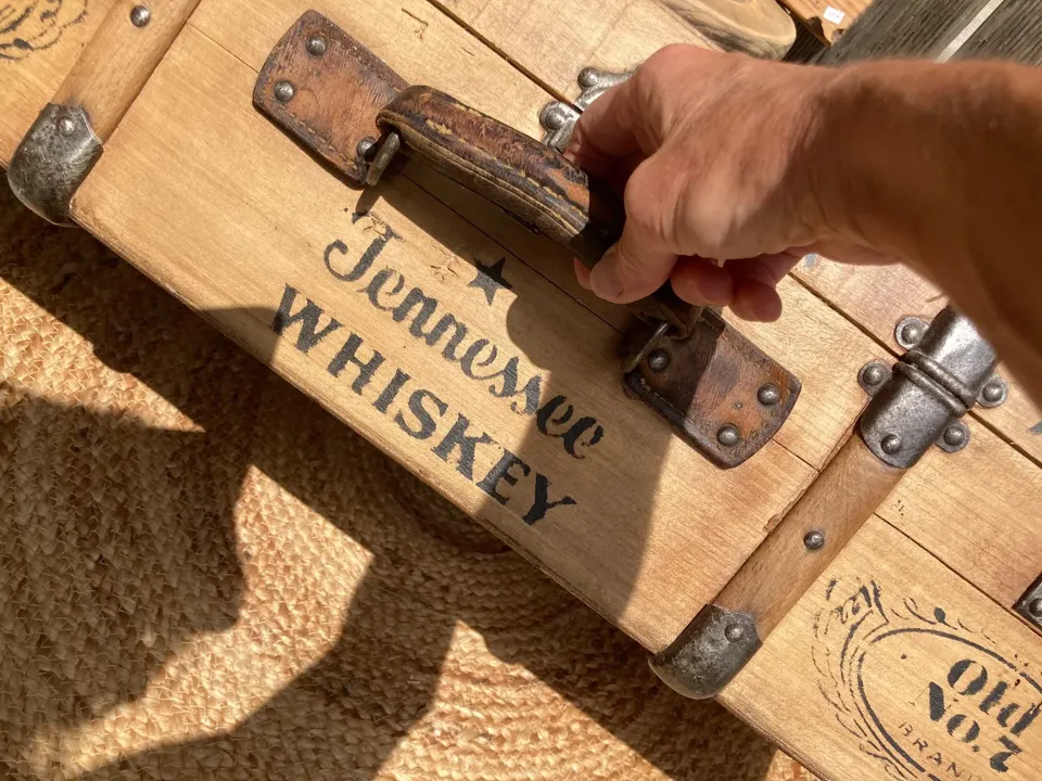 Valise vintage ou malle relookee jack Daniel / industriel  meuble vintage relooke en bois massif