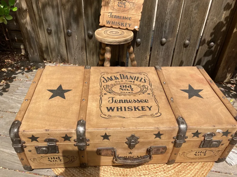 Valise vintage ou malle relookee jack Daniel / industriel  meuble vintage relooke en bois massif