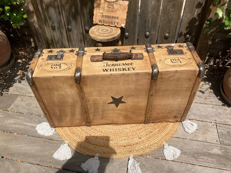 Valise vintage ou malle relookee jack Daniel / industriel  meuble vintage relooke en bois massif