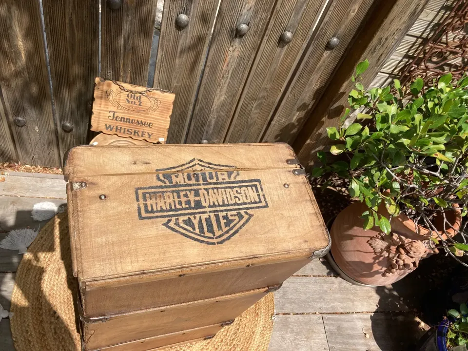 Valise vintage ou malle relookee jack Daniel / industriel  meuble vintage relooke en bois massif