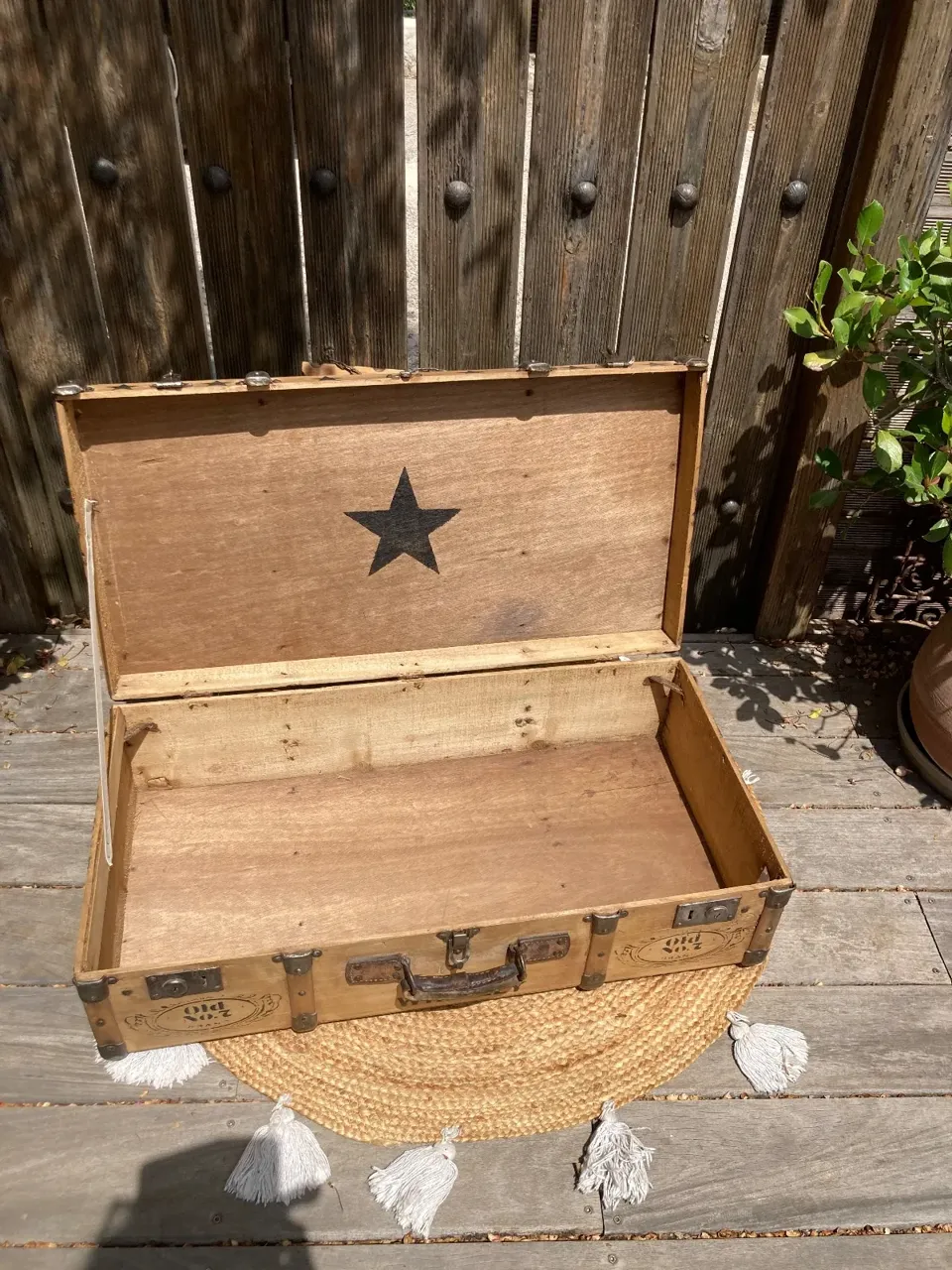 Valise vintage ou malle relookee jack Daniel / industriel  meuble vintage relooke en bois massif